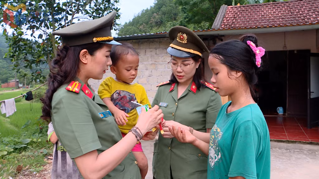 Hiện nay, CBCS Công an tỉnh đã nhận đỡ đầu, đồng hành cùng hơn 50 trẻ em có hoàn cảnh đặc biệt khó khăn đến năm các em đủ 18 tuổi.