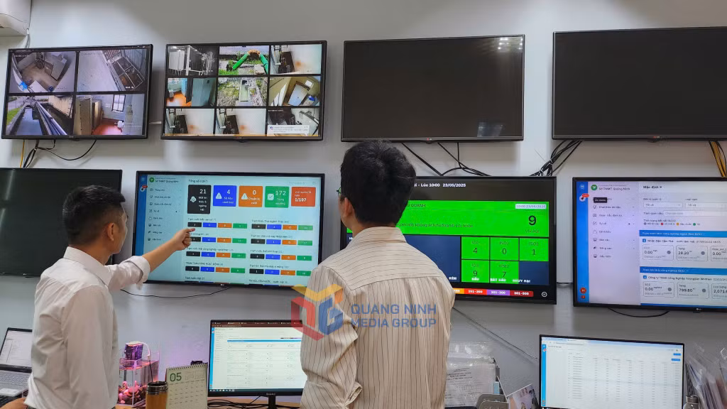 Cán bộ Trung tâm Quan trắc TN&amp;MT (Sở NN&amp;MT) theo dõi thông số môi trường trên hệ thống.