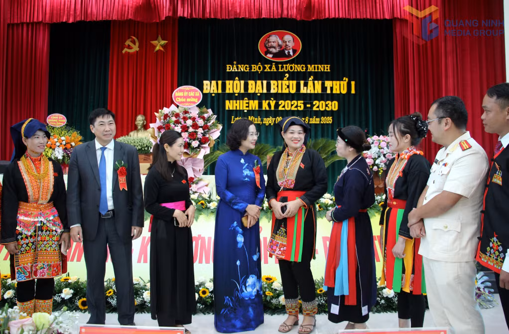 Các đại biểu tham dự trao đổi bên lề Đại hội.