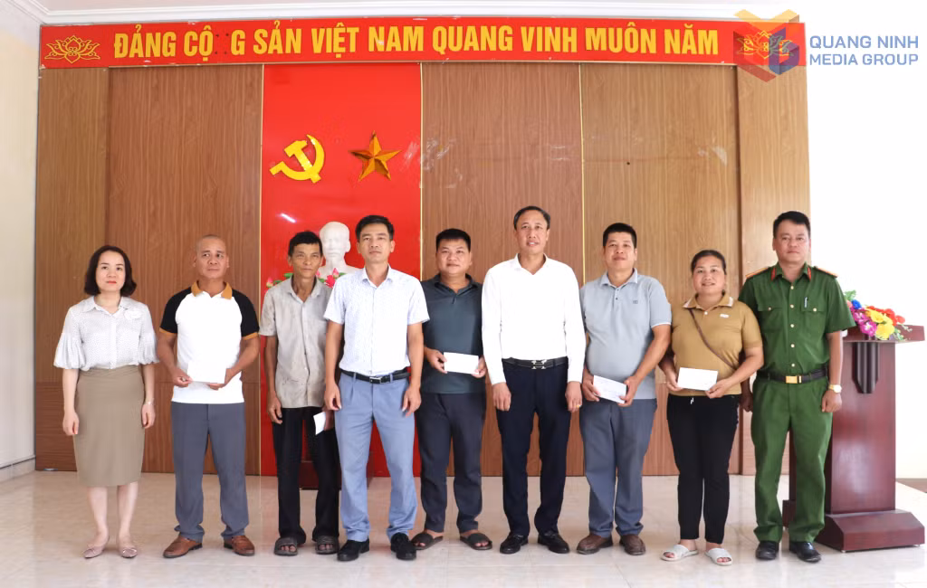 Đồng chí Nguyễn Sinh Lượng - Phó Chủ tịch UBND đặc khu Vân Đồn trực tiếp trao tặng quà của Chính phủ cho người dân ở thôn Đài Van.