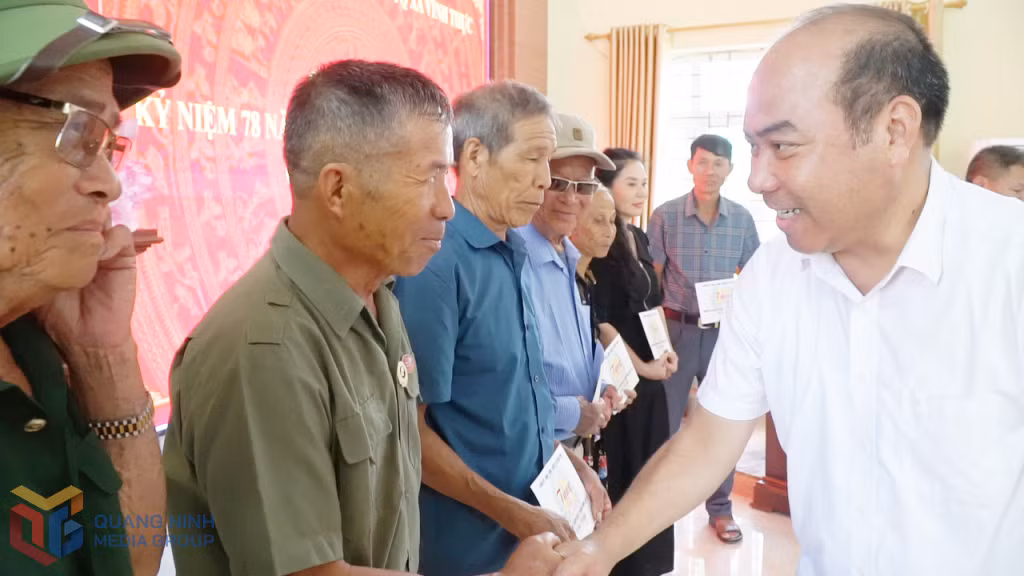 Lãnh đạo xã Vĩnh Thực tặng quà cho các gia đình chính sách trên địa bàn dịp 27/7/2025.