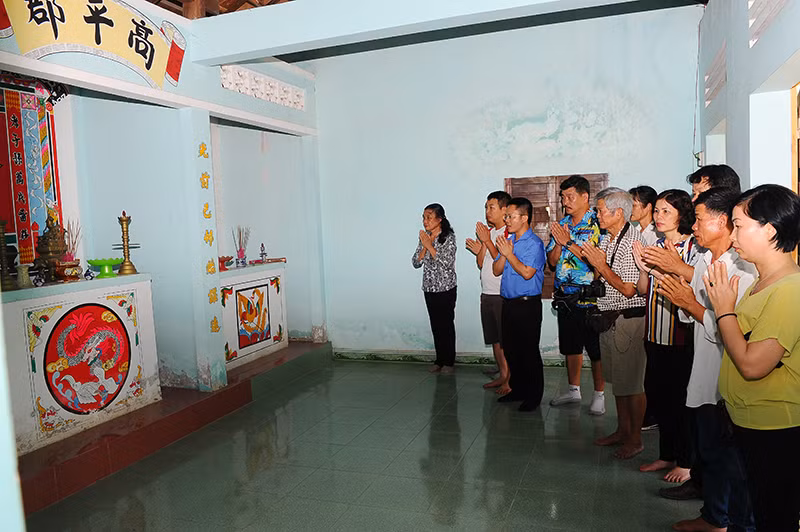 Đoàn công tác của Hội Nhà báo tỉnh Quảng Ninh thắp hương tưởng nhớ Mẹ Việt Nam Anh hùng Trần Thị Bưởi và các anh hùng liệt sỹ trong gia đình Mẹ.