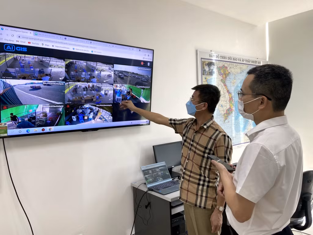 Bộ phận thường trực của Trung tâm Chỉ huy phòng, chống dịch Covid-19 cấp tỉnh kiểm tra công tác phòng, chống dịch của các đơn vị, địa phương qua hệ thống camera giám sát.