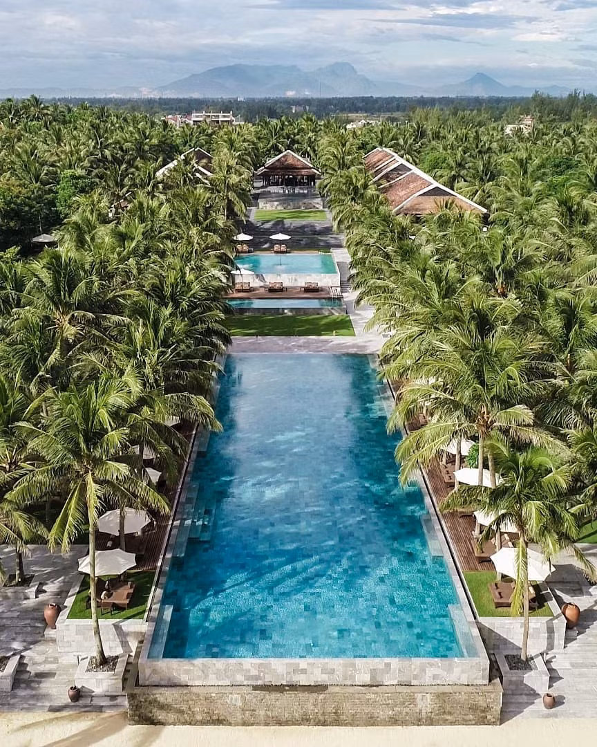 Four Seasons The Nam Hai nằm bên bờ biển của xã Điện Dương (Điện Bàn, Quảng Nam), không xa Di sản Văn hóa Thế giới Hội An. Tháng 9, tạp chí Travel+Leisure xếp khu nghỉ dưỡng vào top 10 tốt nhất châu Á.