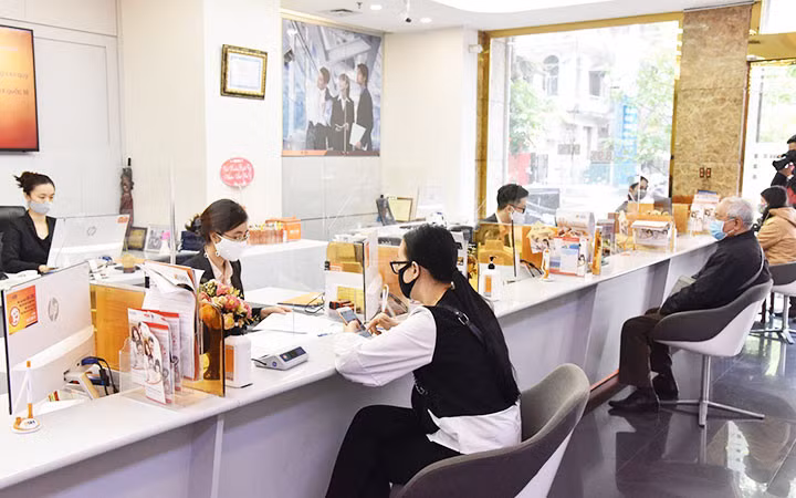 Khách hàng giao dịch tại Ngân hàng SHB. Ảnh: TRẦN HẢI