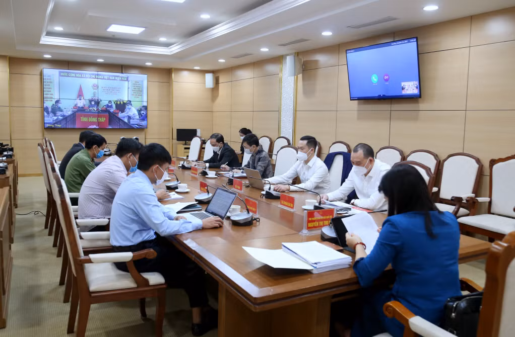 Điểm cầu tỉnh Quảng Ninh nghe các nội dung thảo luận và đóng góp ý kiến trong phiên làm việc sáng ngày 24/10.
