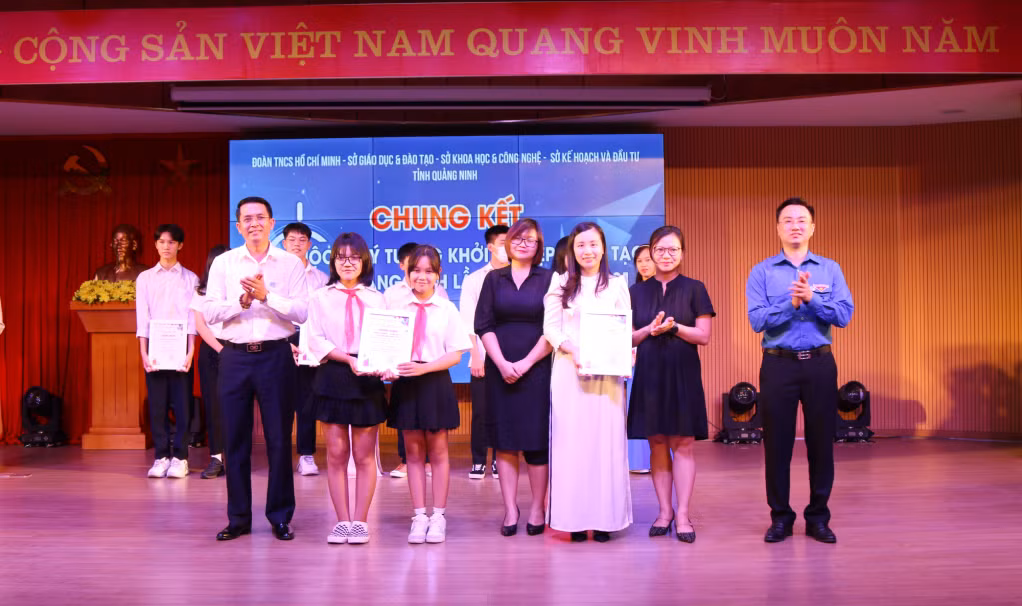 Vũ Quế Linh cùng nhóm tác giả nhận giải nhất cuộc thi Ý tưởng sáng tạo khởi nghiệp tỉnh Quảng Ninh lần thứ IV năm 2021.