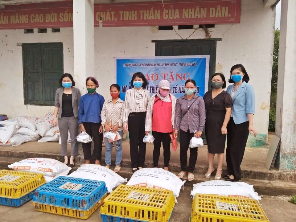 Hội LHPN tỉnh trao hỗ trợ mô hình sinh kế nuôi gà thương phẩm cho phụ nữ nghèo 2 xã Lục Hồn, Vô Ngại (huyện Bình Liêu).