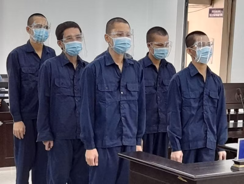 Các bị cáo Bạch, Dũ, Công, Quang, Thuận, Tuấn trước tòa.