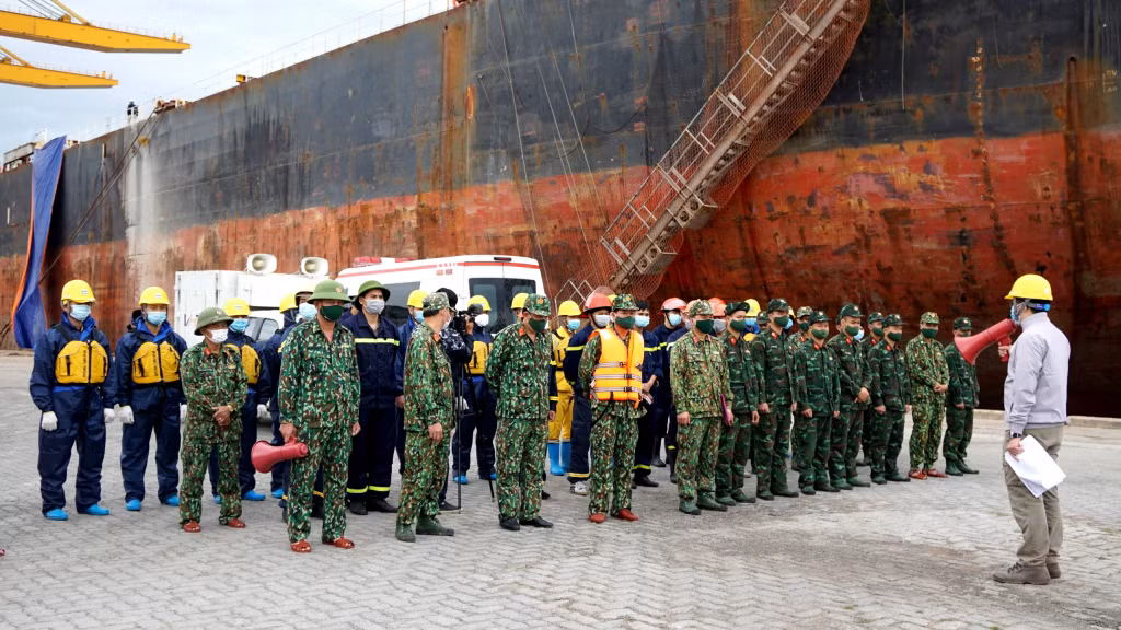 Các lực lượng tham gia diễn tập nghe phổ biến kịch bản luyện tập.