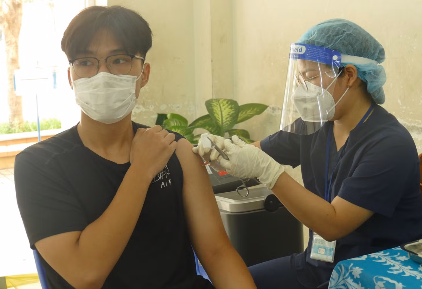 Trong 2 tháng cuối năm, TPHCM tiếp tục tiêm vét vaccine phòng COVID-19 mũi 1, mũi 2 cho người trên 18 tuổi. Ảnh: VGP/Băng Tâm