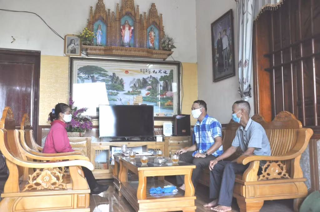 Ông Lương Văn Sỹ, Bí thư Chi bộ, Trưởng thôn Đông Lâm, xã Bình Dương, TX Đông Triều (thứ hai, phải sang) tuyên truyền, vận động người dân trong thôn thực hiện tốt các biện pháp phòng, chống dịch Covid-19.