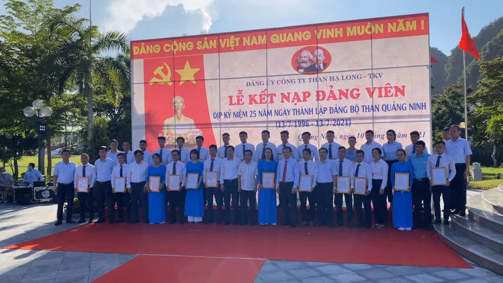 Đảng bộ Công ty Than Hạ Long kết nạp đảng viên dịp kỷ niệm 25 năm thành lập Đảng bộ Than Quảng Ninh, tháng 7/2021.