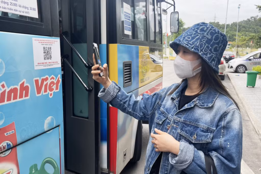 Hành khách quét mã QR trước khi lên xe tại Bến xe Bãi Cháy.