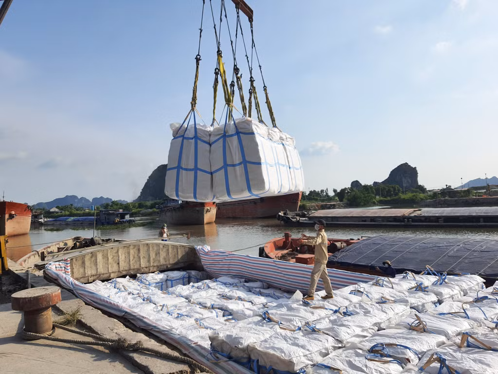 Việc bốc xếp xi măng tại cảng của Nhà máy Xi măng Lam Thạch hạn chế ít người trên cảng.