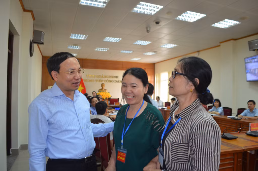 Đồng chí Nguyễn Xuân Ký, Bí thư Tỉnh ủy, Chủ tịch HĐND tỉnh trò chuyện, chia sẻ với hộ dân khu chung cư 5 tầng Cột 8, phường Hồng Hà (TP Hạ Long) trong buổi tiếp công dân định kỳ tháng 4/2021.