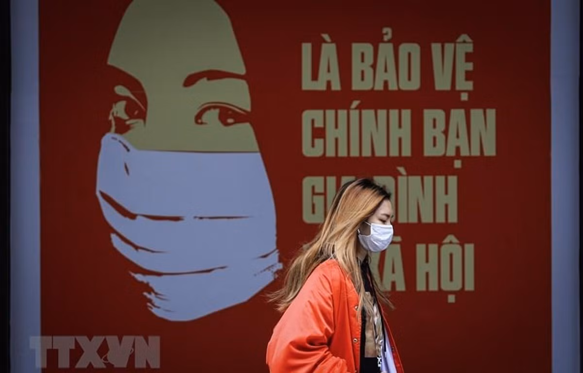 Người dân mặc áo ấm khi ra ngoài đường ở Hà Nội. (Ảnh: Thành Đạt/TTXVN)
