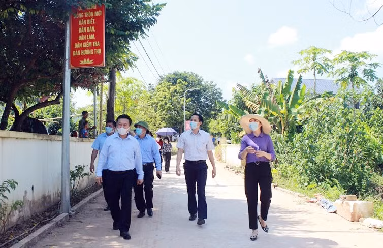 Đồng chí Nguyễn Đức Thành, Ủy viên BTV Tỉnh ủy, Chủ nhiệm UBKT Tỉnh ủy kiểm tra việc thực hiện xây dựng nông thôn mới, một số mô hình sản xuất trên địa bàn TP Móng Cái, tháng 10/2021.