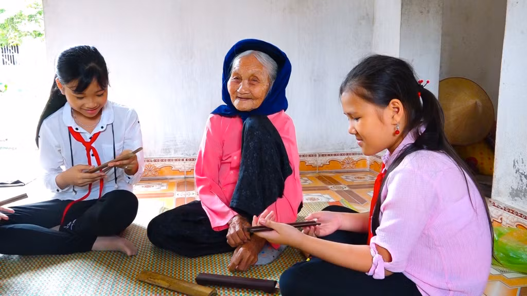Nghệ nhân Nhân dân Đặng Thị Tự - Nghệ nhân Nhân dân đầu tiên của Quảng Ninh, dạy hát nhà tơ cho con cháu.