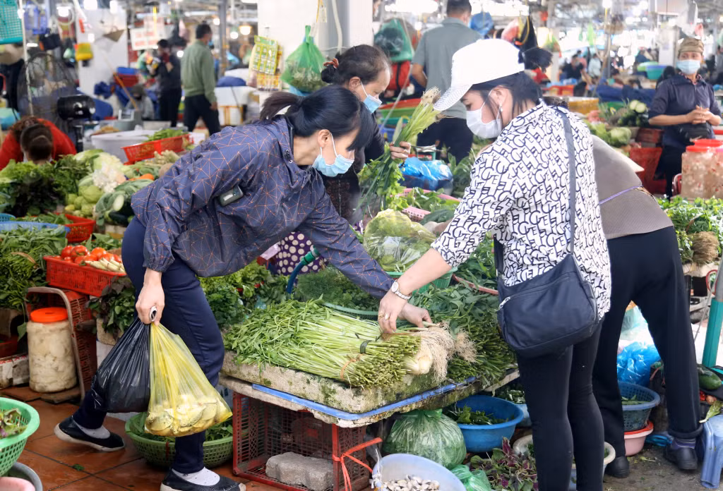 Người dân chọn mua rau tại chợ Hạ Long 1. Tuy giá tăng rất cao nhưng rau xanh vẫn là mặt hàng có sức tiêu thụ lớn, bởi đây là một trong những loại thực phẩm thiết yếu nhất hằng ngày.