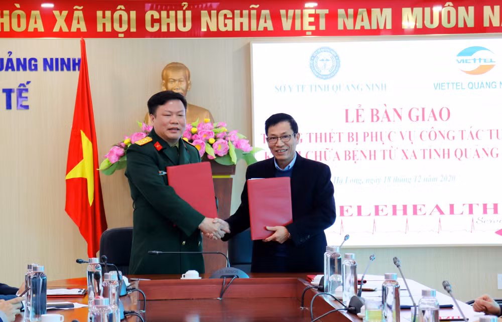 Ký kết bàn giao thiết bị khám chữa bệnh giữa đại diện Viettel Quảng Ninh và Sở Y tế Quảng Ninh.