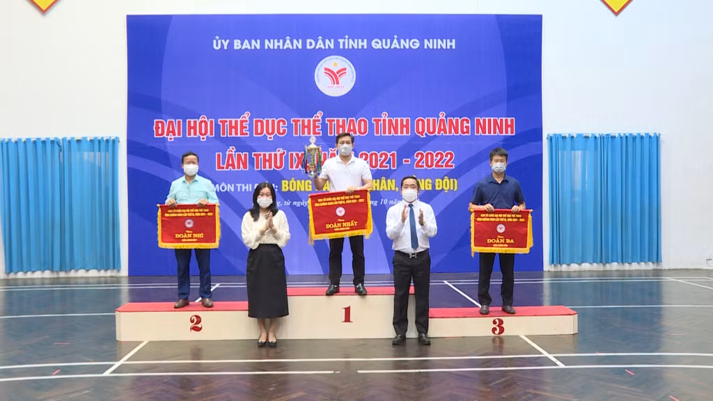 Ban Tổ chức trao giải cho các đoàn Nhất, Nhì và Ba.