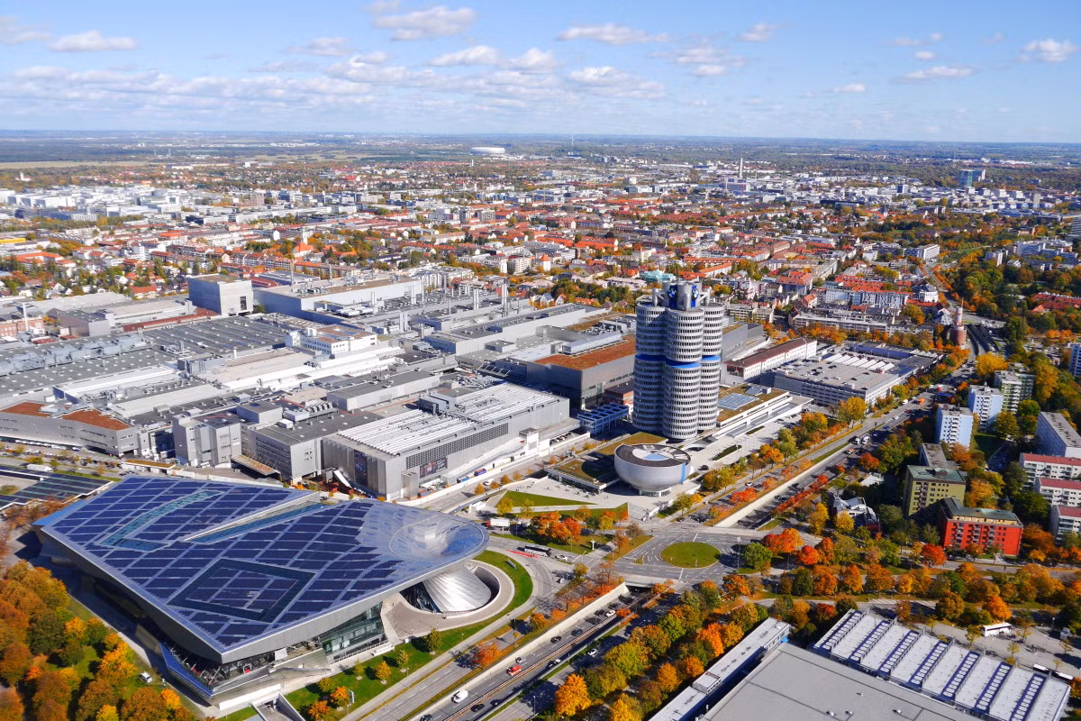 Hệ thống giao thông ở Munich hiện đại và dày đặc với đủ các phương tiện hoạt động liên tục kết nối mọi điểm du lịch trong và ngoài Munich.