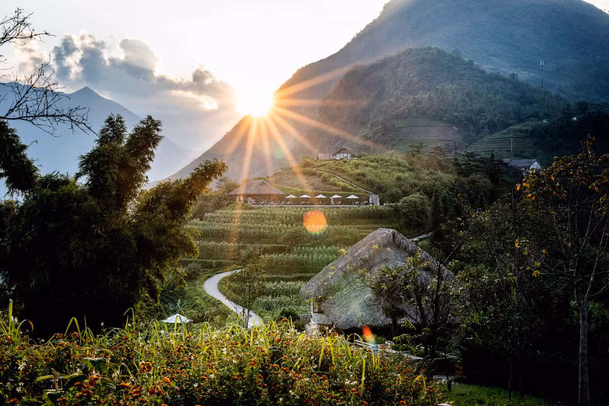 Du khách bắt trọn thời khắc vàng của bình minh ngày mới hay hoàng hôn đẹp trong mơ màng sương khói.