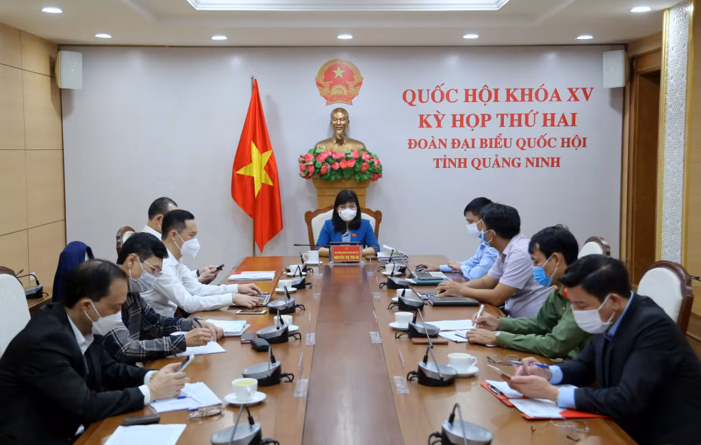 Đồng chí Nguyễn Thị Thu Hà, Phó Trưởng Đoàn chuyên trách Đoàn ĐBQH tỉnh, chủ trì phiên làm việc tại điểm cầu tỉnh Quảng Ninh.