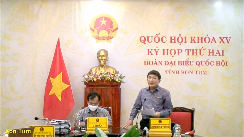 Đại biểu Phạm Đình Thanh phát biểu từ điểm cầu Kon Tum. (Ảnh: quochoi.vn)
