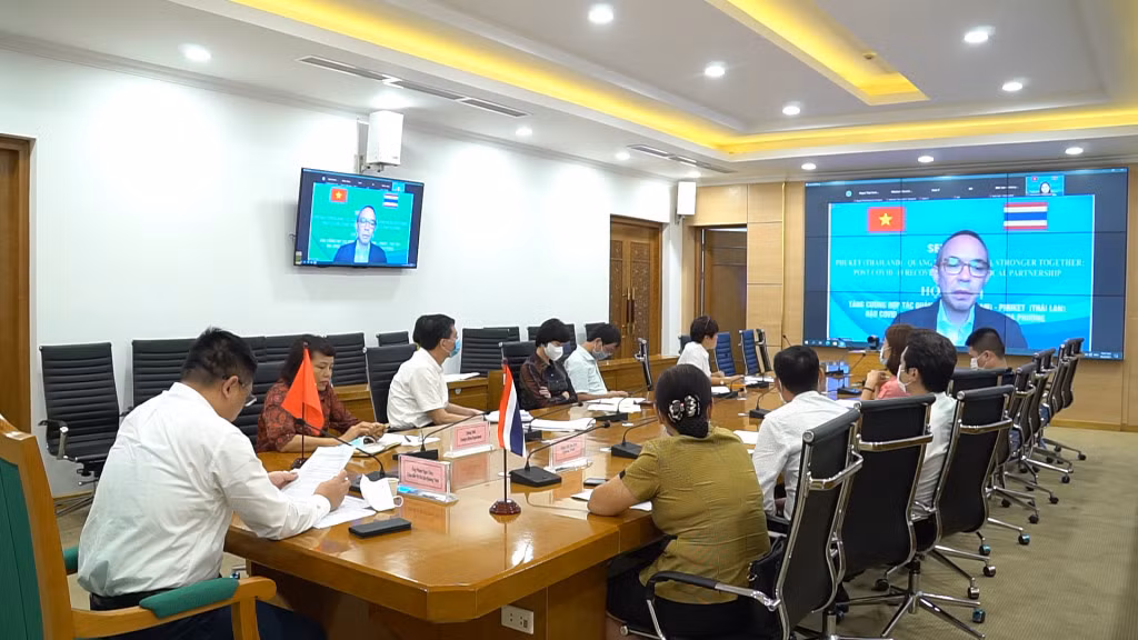 Đại diện của Thái Lan chia sẻ với Quảng Ninh (Việt Nam) về mô hình đón khách quốc tế Phuket Sandbox tại hội nghị trực tuyến về tăng cường hợp tác giữa Quảng Ninh (Việt Nam) – Phuket (Thái Lan) thời kỳ hậu Covid-19, ngày 22/9/2021.