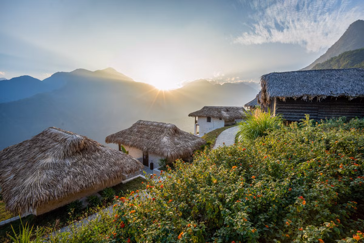 Là một trong 50 khu nghỉ dưỡng độc đáo thế giới được bình chọn bởi National Geographic, Topas Ecolodge gây ấn tượng với thiết kế theo phong cách Bắc Âu tối giản cùng các dịch vụ cao cấp. 41 bungalow riêng biệt xây dựng bằng đá granite trắng theo phong cách nhà sàn địa phương, mang đến tầm nhìn về quang cảnh ruộng bậc thang đặc trưng của vùng Tây Bắc.
