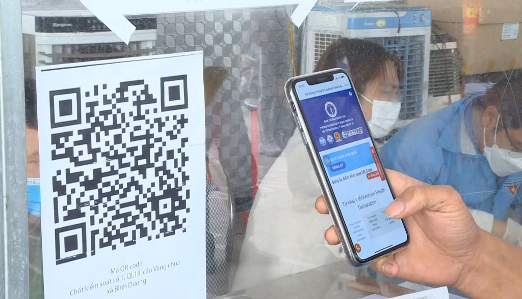 Người dân quét mã QR tại các chốt kiểm soát để thực hiện khai báo y tế.