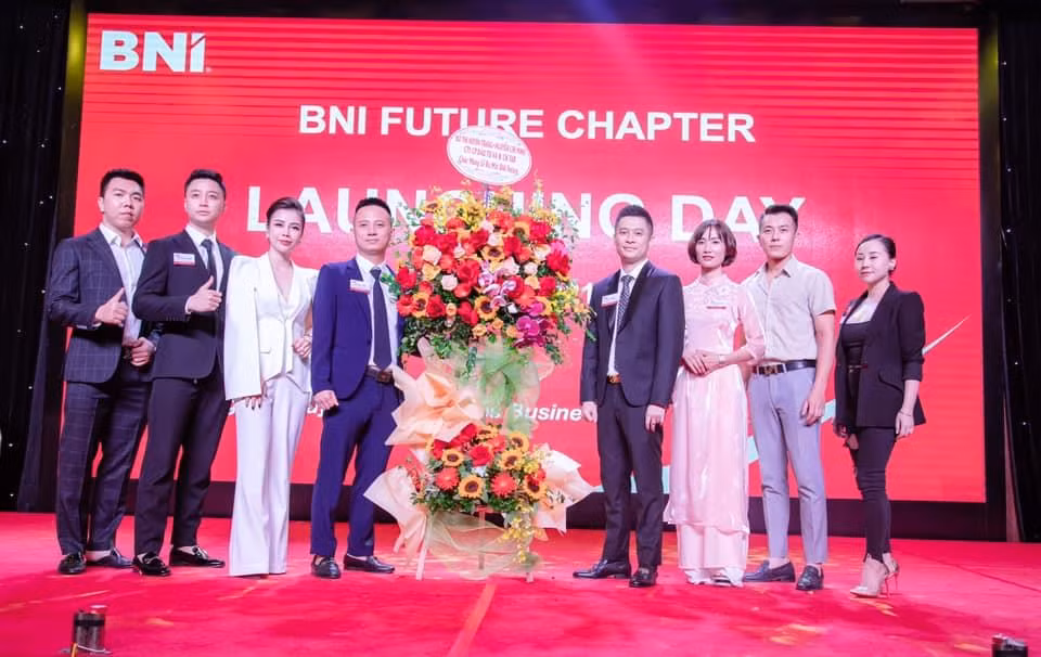 Chủ tịch Đỗ Thị Huyền Trang và đội ngũ TAB tặng hoa chúc mừng BNI Future Chapter.