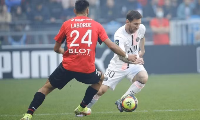 Messi có nhiều đường chuyền mở ra cơ hội cho đồng đội và một pha sút phạt dội xà. Ảnh: Twitter/Rennes.
