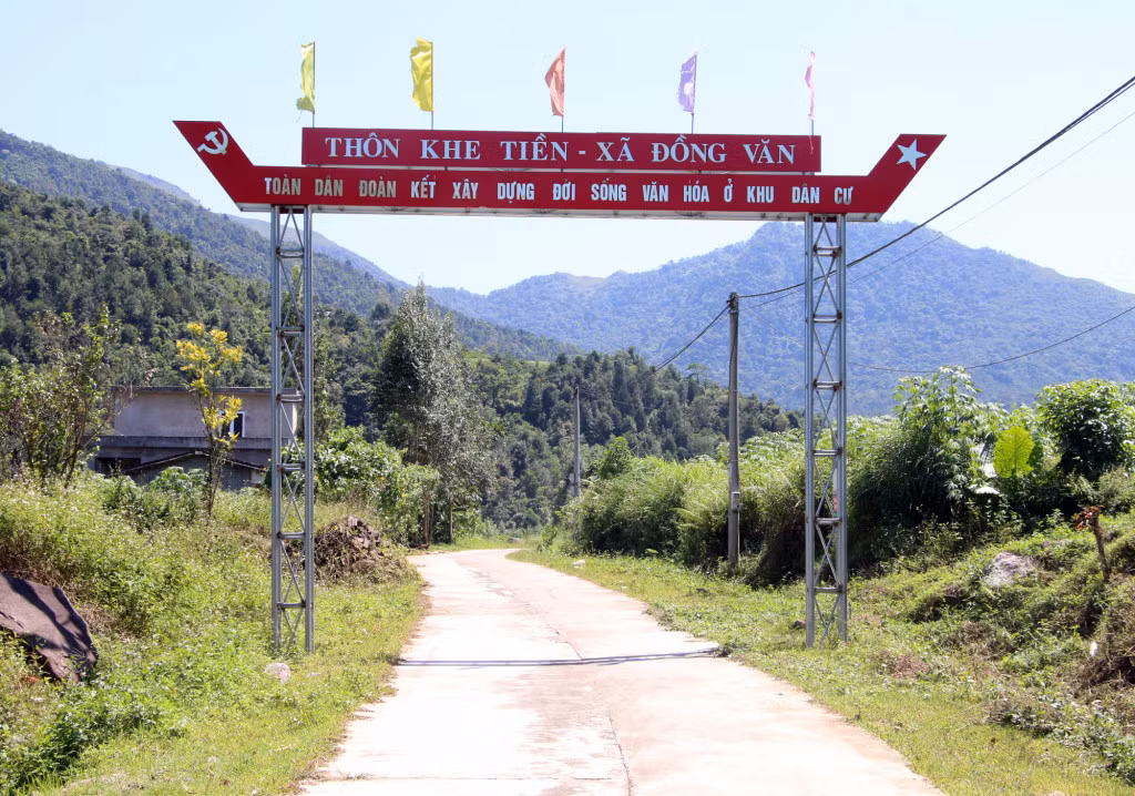 Con đường vào thôn Khe Tiền