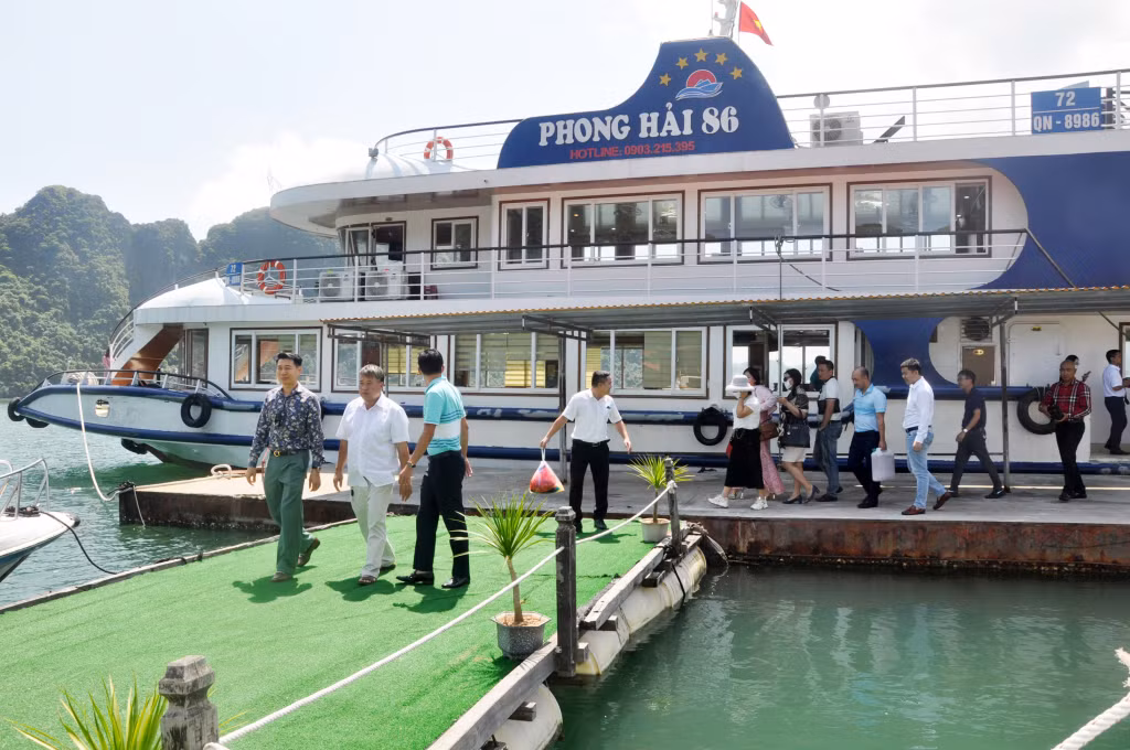 Doanh nghiệp tàu du lịch nằm trong nhóm bị ảnh hưởng nặng nề nhất bởi dịch Covid-19. Ảnh: Du khách tham quan Vịnh Hạ Long bằng tàu du lịch.