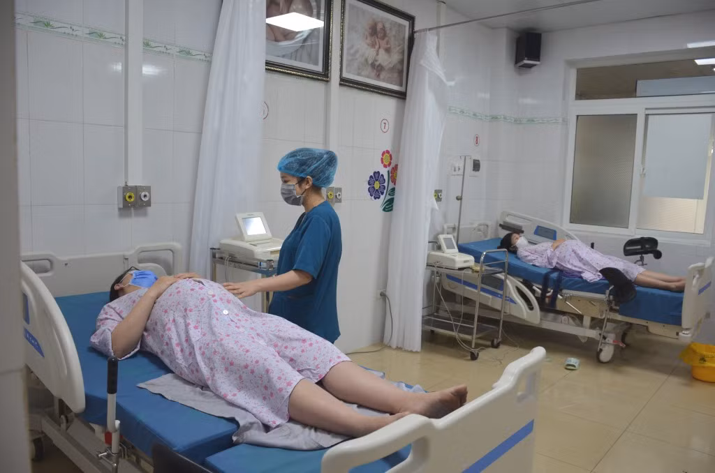 Hộ sinh Khoa Sản đẻ (Bệnh viện Sản Nhi Quảng Ninh) chăm sóc, theo dõi sức khỏe sản phụ chuẩn bị sinh.