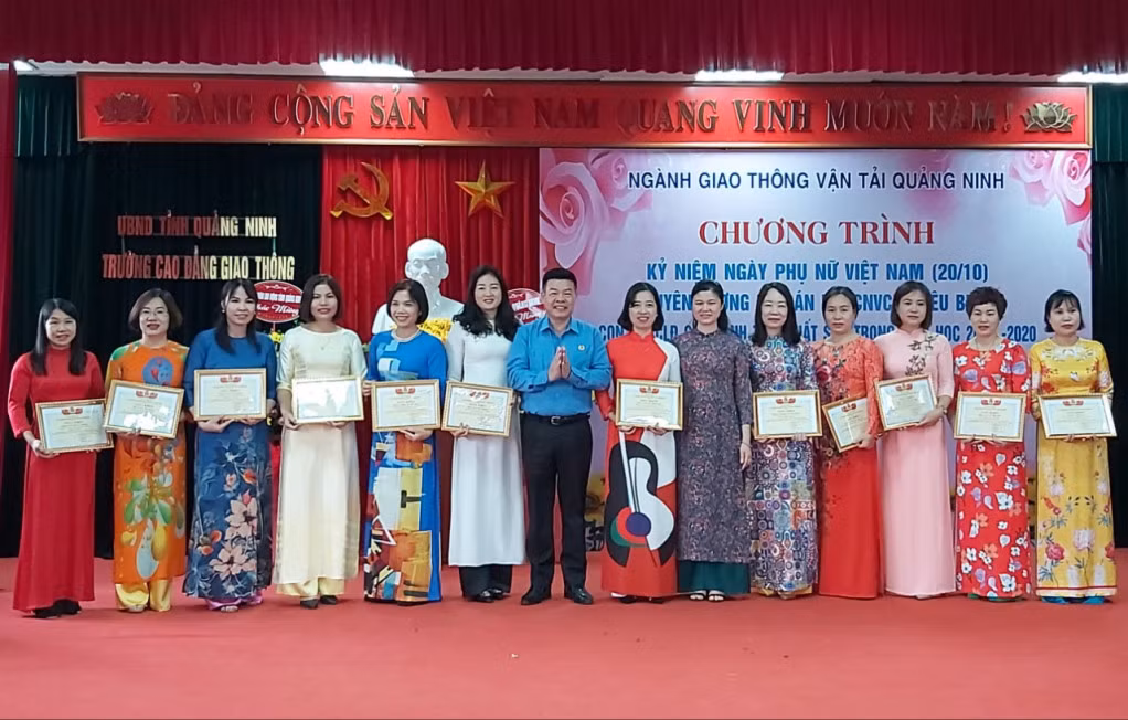 Công đoàn ngành GTVT tặng giấy khen cho các nữ CNVCLĐ 