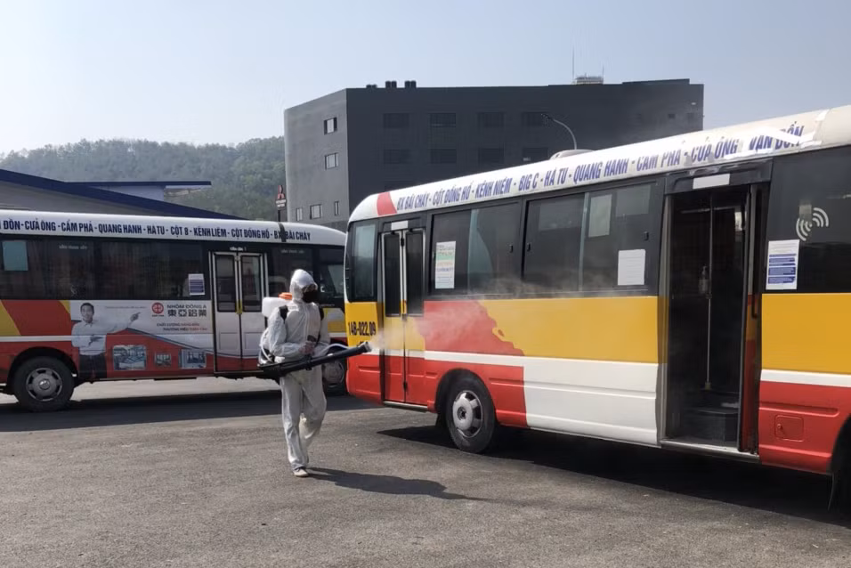 Bến xe Bãi Cháy thực hiện phun khử khuẩn.