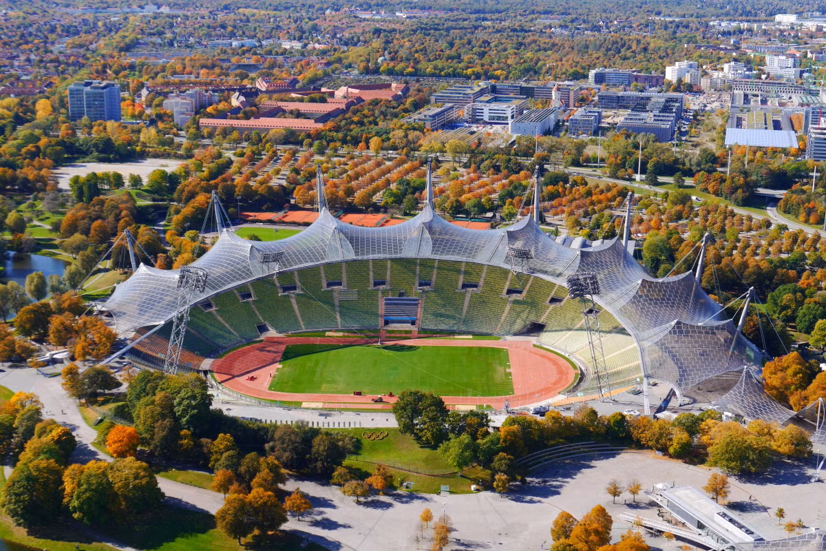 Nhiều du khách đến Munich, ngoài sức hút của công nghệ hiện đại còn bởi kiến trúc độc đáo của bảo tàng ôtô và công viên Olympic kế bên.