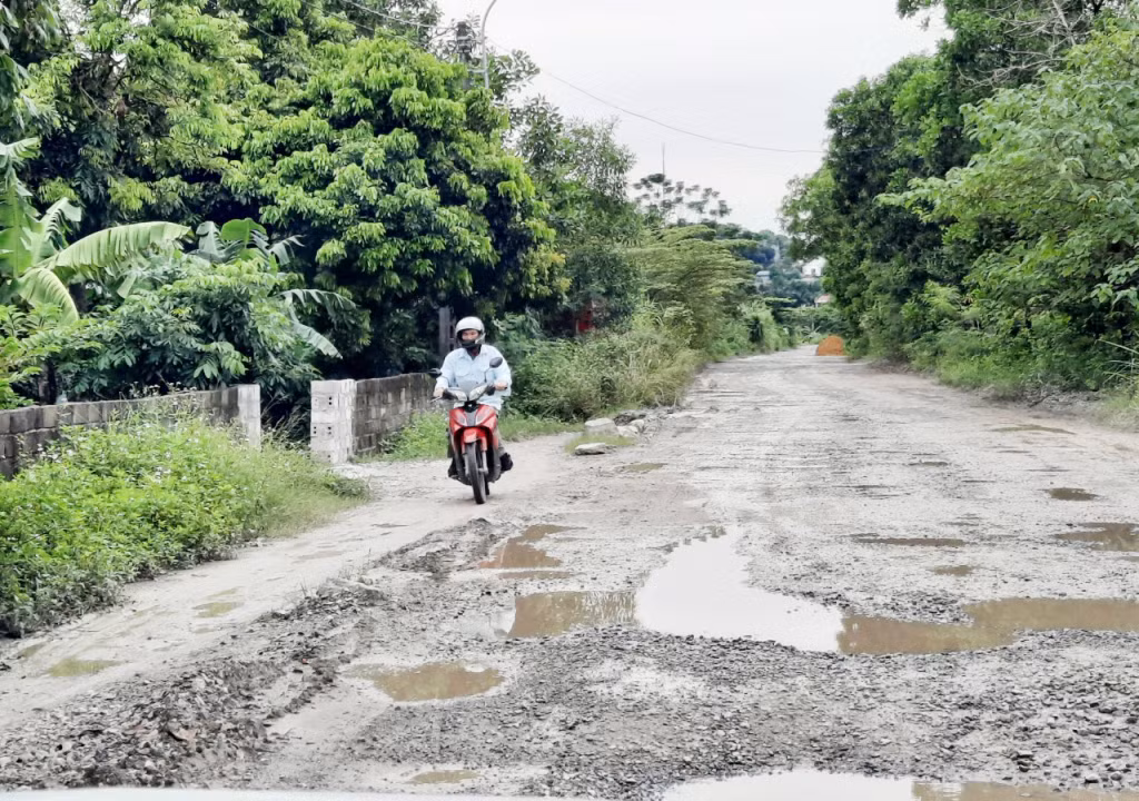 Tuyến đường bị phá nát khiến việc tham gia giao thông của người dân rất khó khăn.