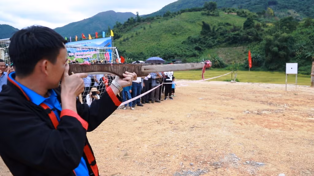 Bắn nỏ là môn thể thao thu hút được đông đảo sự tham gia của người dân tại các lễ hội.