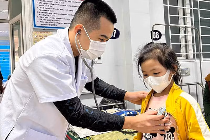 Bác sĩ kiểm tra tình trạng của bệnh nhi. Ảnh: BVCC