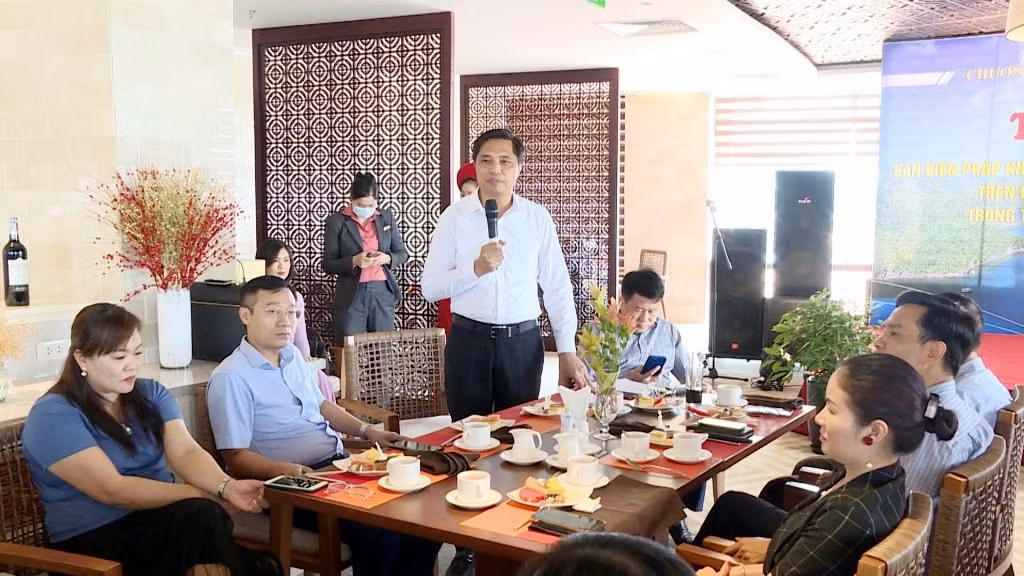 Lãnh đạo TP Hạ Long thông tin đến doanh nghiệp một số giải pháp khởi động lại hoạt động du lịch, dịch vụ địa phương với các doanh nghiệp trong chương trình "Cà phê doanh nhân".