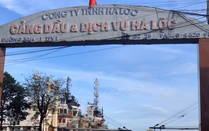 Lực lượng công an phong tỏa Công ty TNHH Hà Lộc để tiến hành khám xét.
