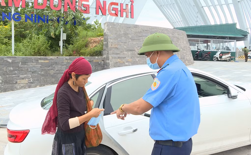 Lực lượng chức năng tích cực tuyên truyền, nhắc nhở người dân các quy định, yêu cầu trong công tác phòng, chống dịch.