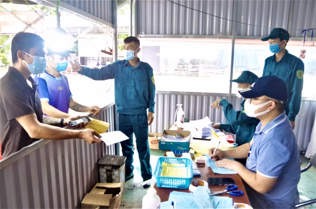 Lực lượng dân quân TP Móng Cái tham gia công tác phòng, chống Covid-19 tại Trạm Kiểm soát liên hợp Km15 - Bến tàu Dân Tiến.