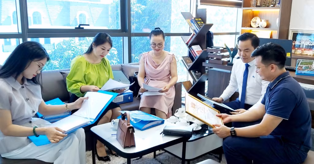 Anh Nguyễn Văn Văn (áo trắng) làm việc với Hội doanh nhân trẻ tỉnh.