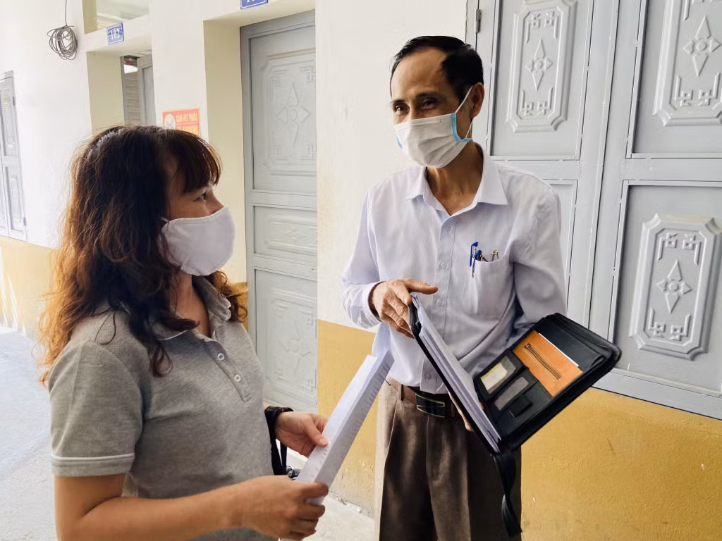 Ông Vũ Ngọc Nhiều, Bí thư Chi bộ, Trưởng khu phố 4 (phường Hồng Hà) trao đổi với chủ nhà trọ về công tác phòng, chống dịch trong triển khai mô hình tổ liên gia.